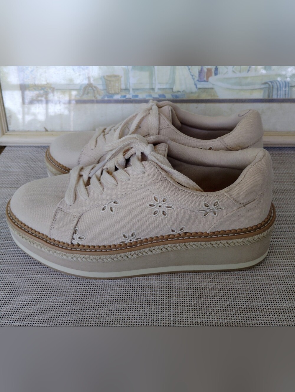 Dolce Vita "Bliss" Cream Embroidered Canvas 2" Platform Casual Shoes. Size 8.